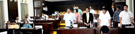 市議会本会議で一般会計補正予算に起立して賛成する与党(右側)=9日午前、議場