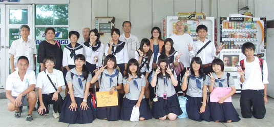 姉妹校交流で訪れた盛岡第四高校の生徒たちと別れを惜しんだ=27日午前、石垣空港