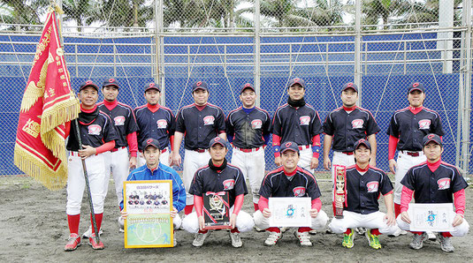 初優勝を飾った自治労パワーズ=第二多目的広場