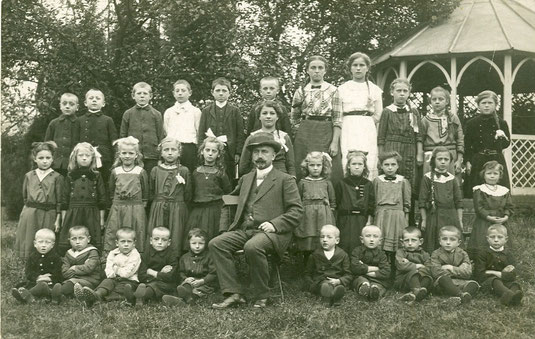 Schulbild mit Lehrer Beel im Garten der Wirtschaft Petri im Jahr 1915