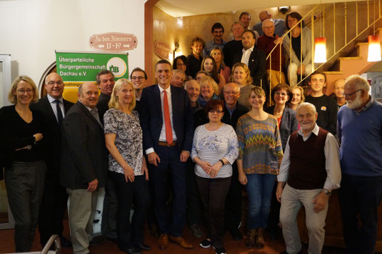 Unser Bild vom 21.10.2019 zeigt alle anwesenden Kandidatinnen und Kandidaten um Oberbürgermeister-Kandidat Dr. Peter Gampenrieder.