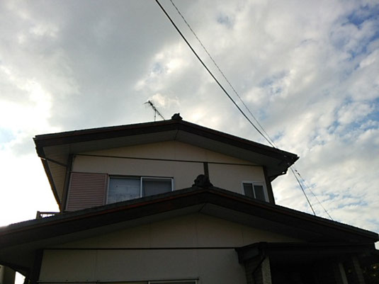 「築42年のナショナル住宅の外観。白い外壁とシンプルな屋根が特徴的な、昭和の趣を残すプレハブ住宅」