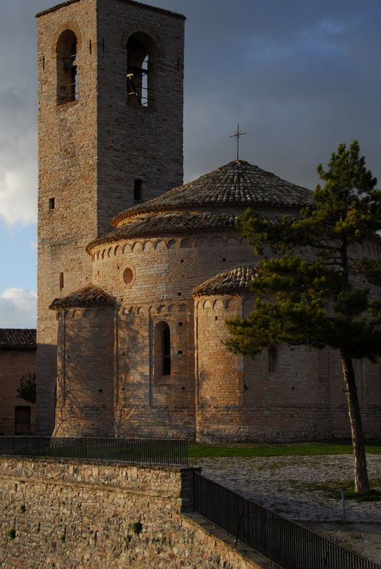 La splendida chiesa di S.Giusto, che risale all'anno 1000 e che fa da quadro al panorama del Palazzo che domina il paesino