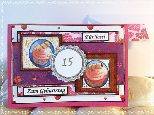 Zum 15. Geburtstag. Das Mädchen ist eine Kunstliebhaberin und ich sollte, mir zugesandte Bilder von Cupcakes verwenden. Habe die Cupcakes in Bilderrahmen eingerahmt :-)