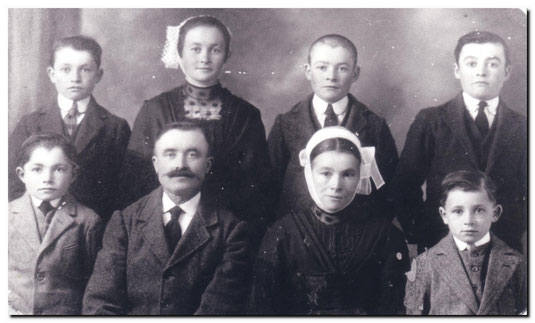 Julien (né le 26 février 1882)  Françoise (née le 29 Septembre 1883)  et leurs 6 enfants (Marie, Pierre, Joseph, Jean-Baptiste, Emile, Eugène)