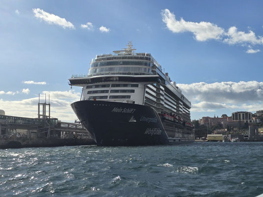 ein Schiff 1 Kreuzfahrtschiff tagsüber im Hafen vor blauem Himmel und Wasser