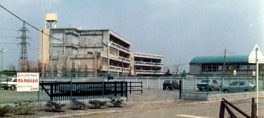 創立時の校舎の様子　第一期工事が終了し、第二期工事が開始された頃の写真