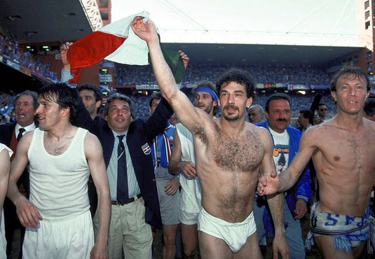Fausto Pari, Vialli e Moreno Manninifesteggiano la vittoria dello scudetto.