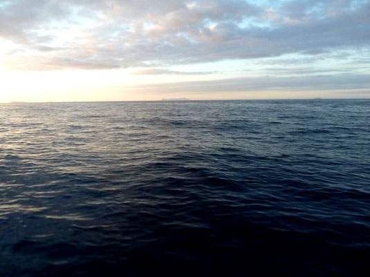 Überfahrt nach Mana-Island. Die untergehende Sonne gab dem Wasser eine ganz neue Farbe.