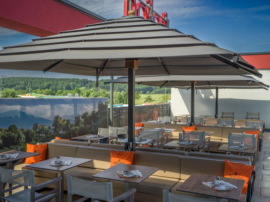 Gastroschirm nach Mass 4x4 mit Lamellen auch für Schanigarten by Sonnenschirme & Co. Projekt The Italian Oberwart. Dachterrasse mit windstabile Lösung 