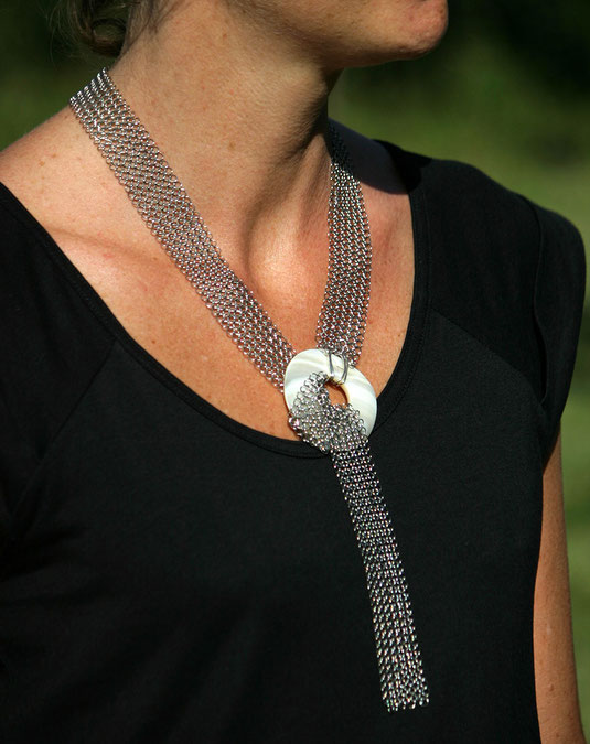 collier chic, intemporel, donut en nacre et cotte de mailles inox