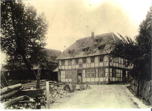 Im Jahre 1842 kauft Heinrich Volger die 1723 erbaute Bruchmühle, die Aufnahme entstand vor 1897, bevor der Mühlentrakt aufgestockt wurde.