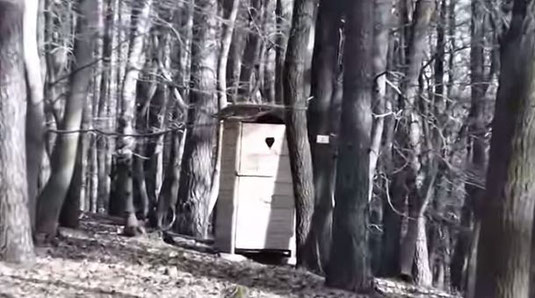 Ein Toilettenhäuschen auf dem Trekkingplatz.