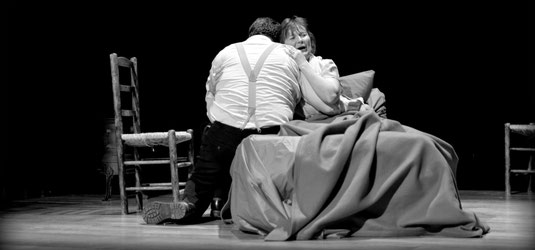 Cécile de Boever et Jérôme Billy lors de la scène de la mort, à l'acte IV de La Bohème