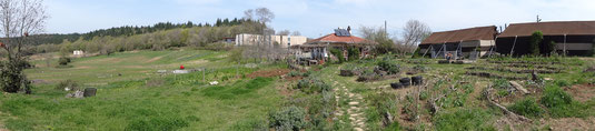 Les champs cultivés / le restaurant / La salle formation-hotel / La maison familiale / Les tentes des volontaires / Le jardin potager