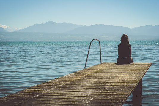 Frau alleine am Steg, Rückzugsort, Foto: Pixabay