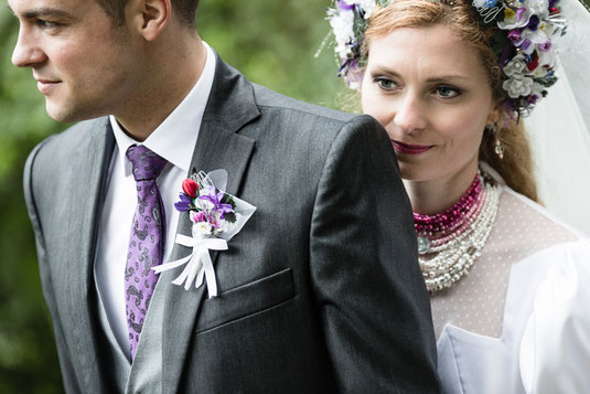 Hochzeit Berlin Paarshooting im Park ungarische Braut mit traditionellem Haarschmuck