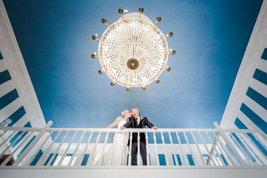 Brautpaar küsst sich in der Hochzeitslocation Schloss Hertefeld Duesseldorf