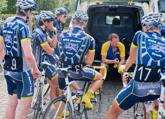 Jörg Wolff Gebauer bei der obligatorischen Ansprache vor jedem Rennen des BIKE Market Team