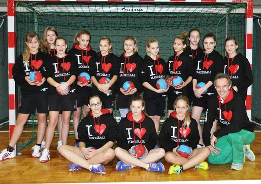 Die Mädchenmannschaft U13 der Handballunion Gföhl mit Trainer Johann Jurcsa. Foto: zVg