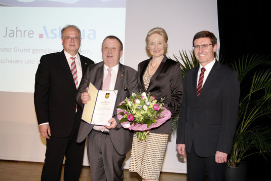 Mag. Ferdinand Kwasnitzka, zusammen mit Gattin Maria, Bgm. Reinhard Resch und StR Erwin Krammer. Foto: Stadt Krems