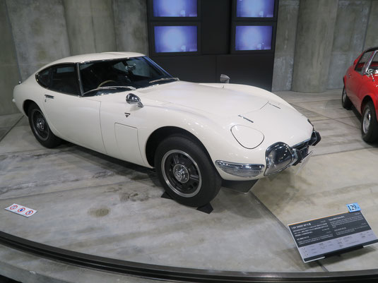 トヨタ博物館の展示車のトヨタ2000GTの写真