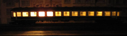 Fleischmann D-Zugwagen bei Nacht mit der "alten" Innenbeleuchtung mit einer Birne und einem Lichleiter.