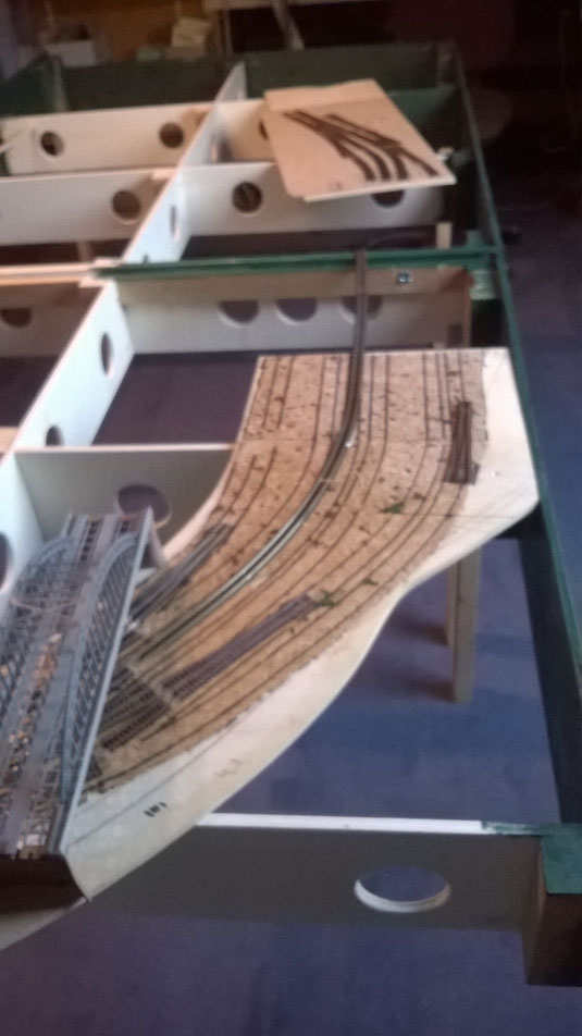 Das erste Stellen der Bahnhofsein- und Ausfahrt