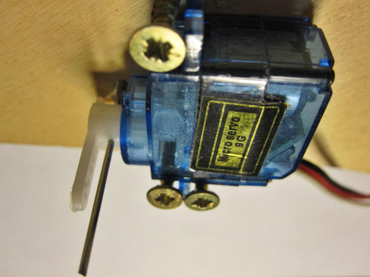 Servo eingebaut unter der Anlagensperrholzplatte mit einer Dicke vo 10 mm.