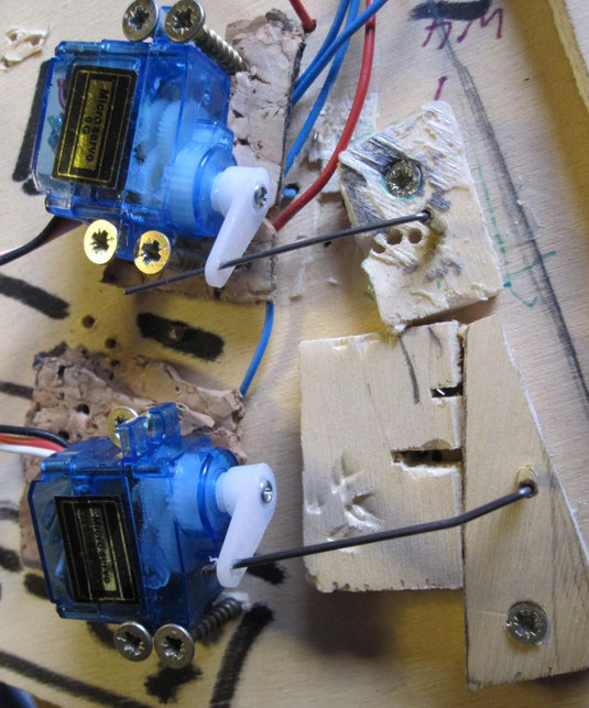 Die Servos werden mit 3 oder 4 Spaxschrauben unter der Olatte befestigt!