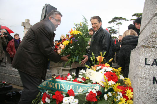 Dépôt d'une gerbe de fleurs au nom des avocats et magistrats du Havre.