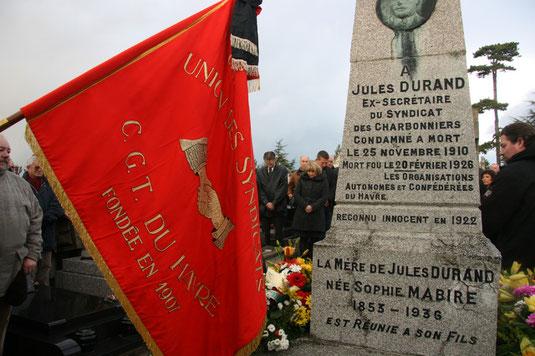 Minute de silence devant la tombe de Jules Durand. 25/11/2010, centenaire de la condamnation à mort. 