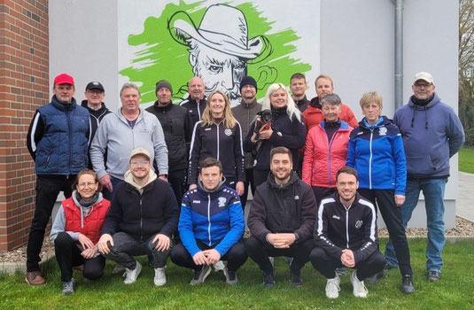 Gruppenbild vorm Regen: Wiedensahler und Fabbenstedter bunt gemischt