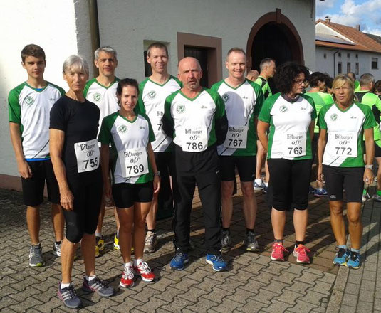 Die Läufer der FF-Sinz vor dem Bürgerhaus in Büschdorf