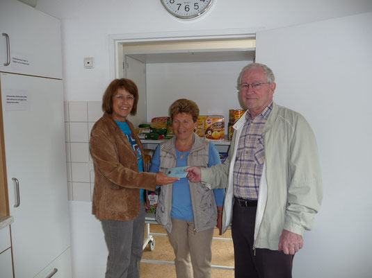 Das Bild zeigt Petra Ensberg und Gerhard Langenbach vom Tauschring bei der Spendenübergabe an eine Helferin der Essensbank.