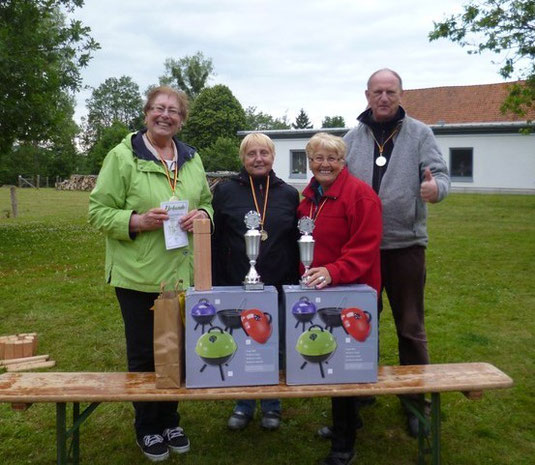 v.l. die Turniersieger Margot + Steffi und die Drittplatzierten Luzie + Fred