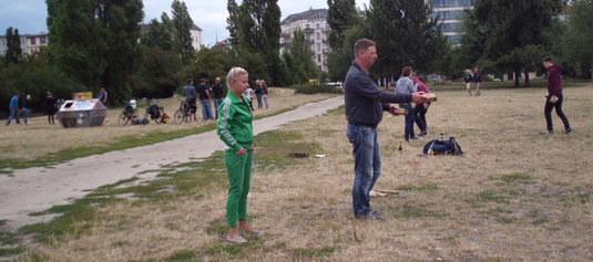 3. Spieltag Berliner Kubbliga: Sarah und Olaf vom Plan B in Aktion