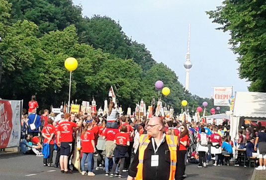 Die Gruppen formatieren sich für den Umzug