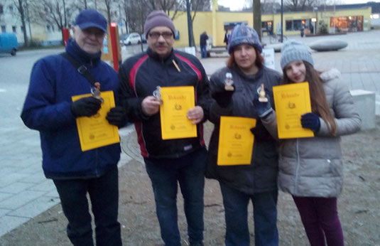 Die erfolgreichen Adventsbouler 2017 v.l. Holger (3.), Helmut (2.), Frauke (Lucky Looser), Zoey (1.)