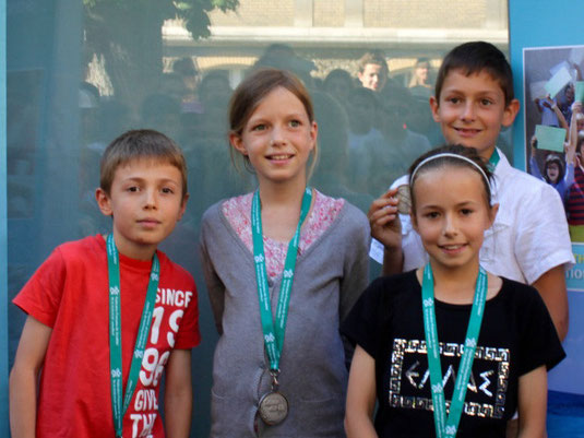 Podium des CM1 (de gauche à droite) : Corentin PERDRIAU (2ème), Philomène COUREAU (1er), Cécile OSTERMANN (3ème), Arthur BONNEAU (3ème)