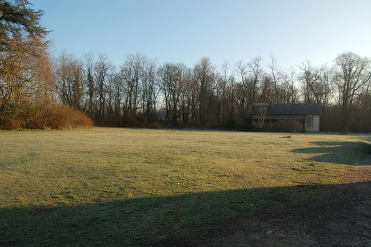 A l'entrée du parc du château, sur la gauche, l'aire réservée aux camping cars.