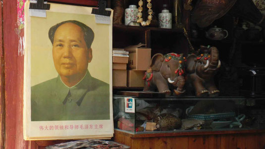 Dans les artères commerçantes, l'image de Mao, comme sont petit livre rouge, sont désormais au rayon des antiquités!