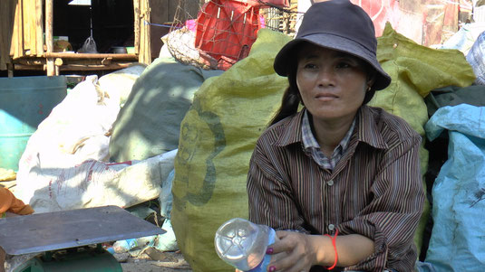 Sophorn, 32 ans, une jeune femme qui vit dans un bidonville part à la décharge deux fois par jour. Elle y trouve des bouteilles en plastique et canettes revendues au mieux 3 euros par jour. Elle devra se contenter de cela pour faire vivre sa famille