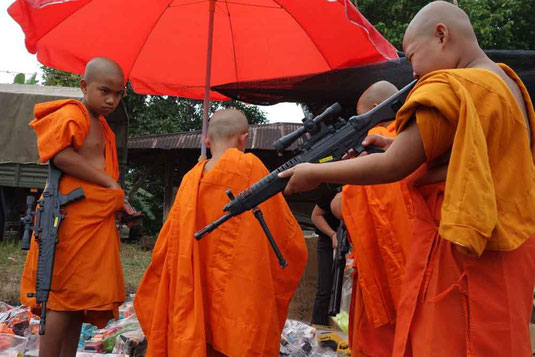 La génération montante de moines bouddhistes sera armée (de jouets en plastique), qu'on se le dise.....