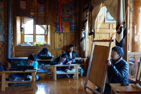 Visite de la Tangka Academy où de jeunes étudiants s'initient à la réalisation de Tangkas, peintures spirituelles servant à l'enseignement et la méditation.