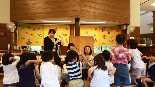 みんなで、筋肉の「ちからこぶ」を作ってみよう。固いかな?