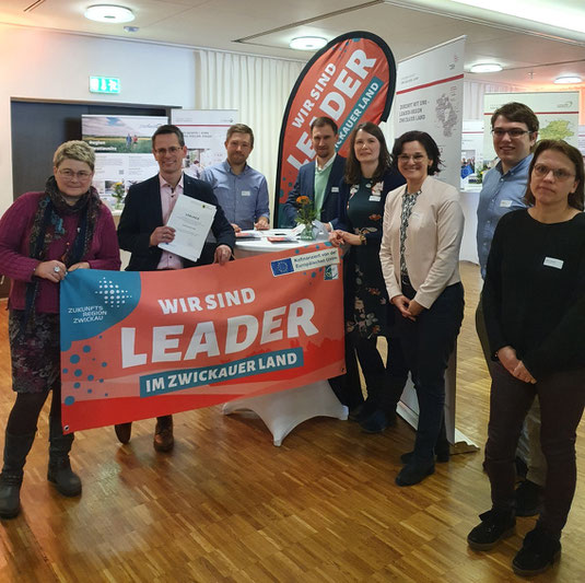 Abb. 2: Einige VertreterInnen des Zwickauer Landes am Stand der LEADER-Region (v.l.n.r.: Ulrike Voigt, Stefan Czarnecki, Josef Weber, Martin Kunz, Isabel Schauer, Dorothee Obst, Tom Heilmann und Mignon Junghänel)