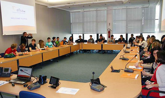 Europa anschaulich: Beim Besuch der European Food Safety Authority (efsa) mit Sitz in Parma erfahren die Comenius-Reisenden der JPRS, wie eine EU-Institution für Sicherheit in Sachen Ernährung sorgt.