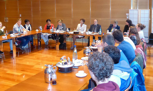 Die Schülergruppe in der Hessischen Staatskanzlei in einer Diskussionsrunde mit Staatsministerin Lucia Puttrich