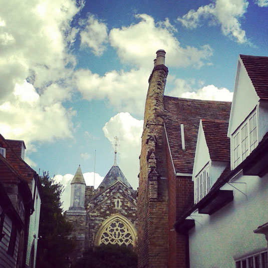 Ésta es la famosa chimenea torcida de la última casa de la calle, una panorámica encantadora que todos los aficionados a la pintura de Tilling y los alrededores deseaban plasmar en sus lienzos. Al fondo, la iglesia normanda de Rye/Tilling.